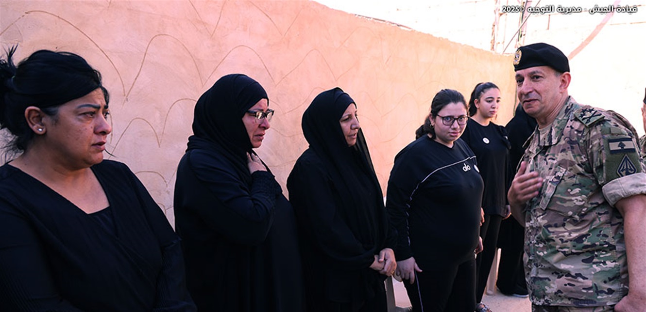 قائد الجيش قدّم التعازي لعائلتَيّ عسكريَّين استُشهدا جراء انفجار مخزن أسلحة في الجنوب