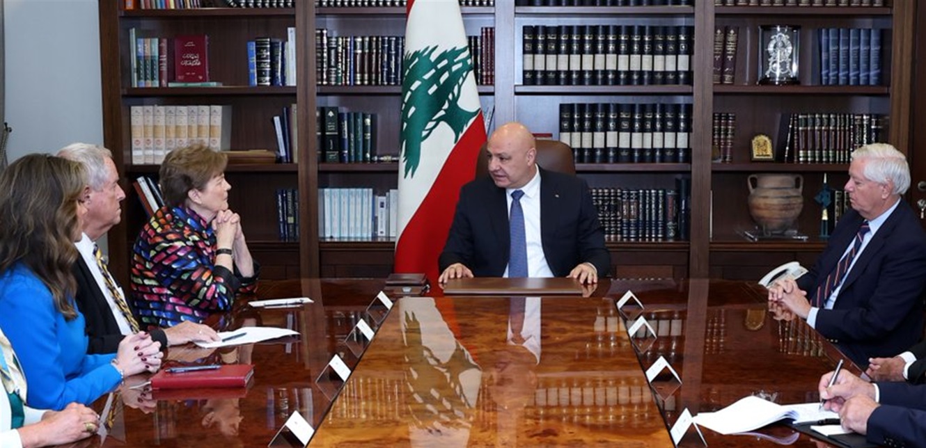 الوفد الأميركي يدعو إلى نزع سلاح حزب الله... وهذا ما أكّده الرئيس عون