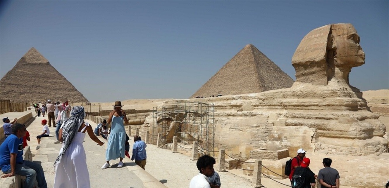 حاول سرقة مبلغ مالي منها والتحرش بها… هذا ما فعله سائق توك توك بسائحة أجنبية (فيديو)