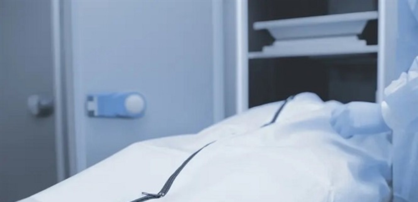 العثور على جثة داخل منزل... ما الذي تبيّن بعد كشف الطبيب عليها؟