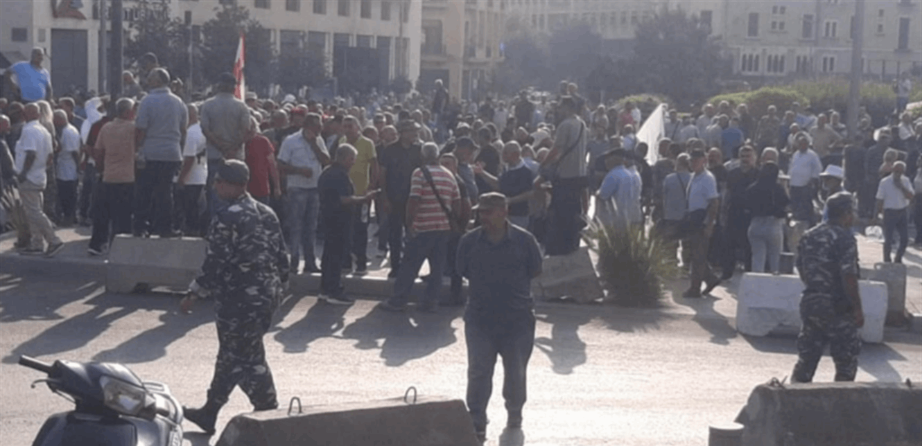 بالفيديو- احتجاجات العسكريين مستمرة في رياض الصلح.. محاولات لاقتحام السراي ودعوات للتهدئة