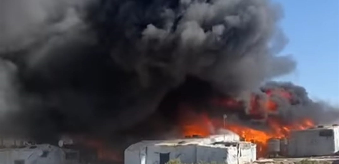 حريق كبير في مخيّم للنازحين السوريين في برالياس (فيديو)