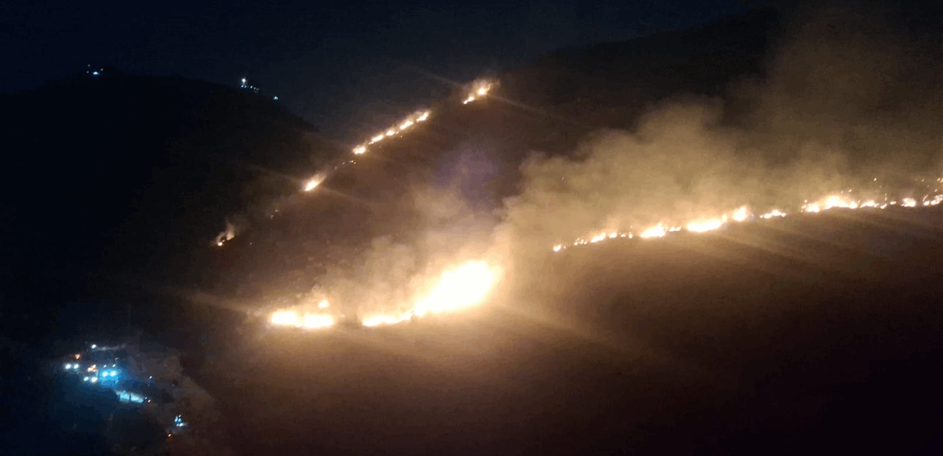 حريق كبير في إقليم الخروب.. النيران تتوسع ومساعٍ لإخمادها