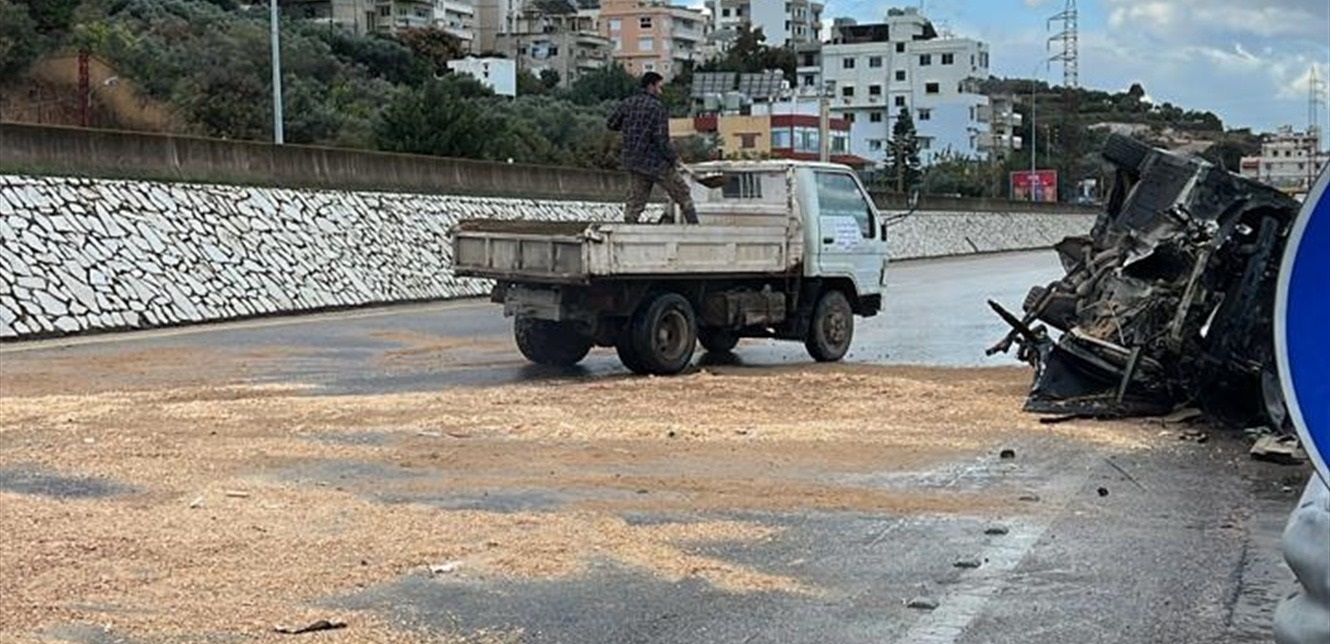استخدمت آلات هيدروليكية بسبب شدة الاصطدام.. حادث سير مروع بين 3 سيارات في القلمون (فيديو)