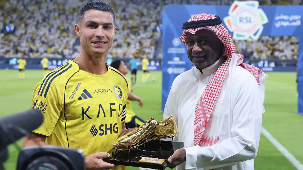 جدل بشأن جوائز ماجد عبد الله.. هل فاز رسمياً بأفضل لاعب في آسيا؟