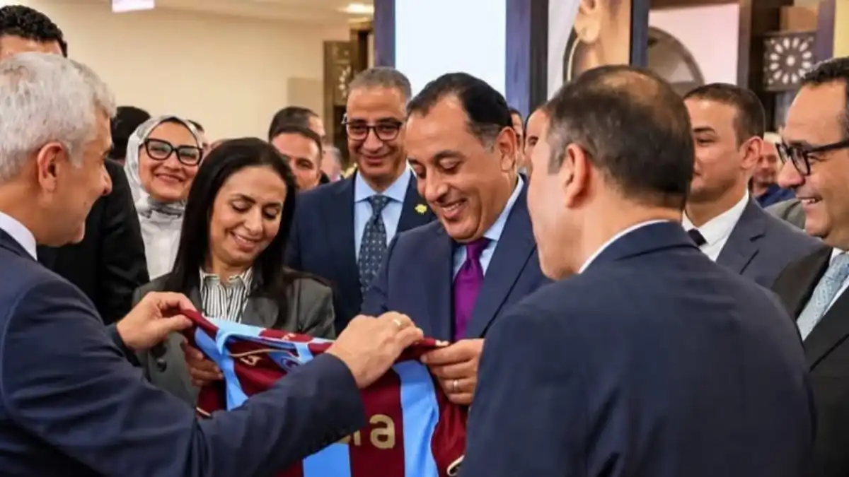 رئيس الحكومة المصري يتلقى هدية باسم محمد صلاح (صورة)