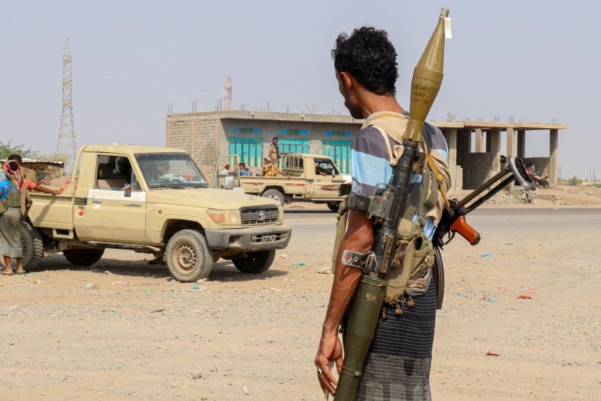اليمن يشتعل مجدداً.. هجوم بالصواريخ الباليستية يوقع 18 قتيلاً
