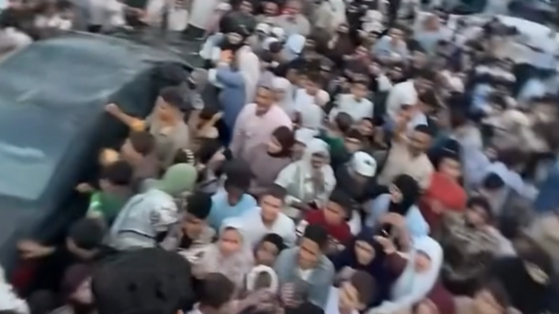 حادثة أثارت الجدل في ليبيا... تدافع بسبب الشيبس!