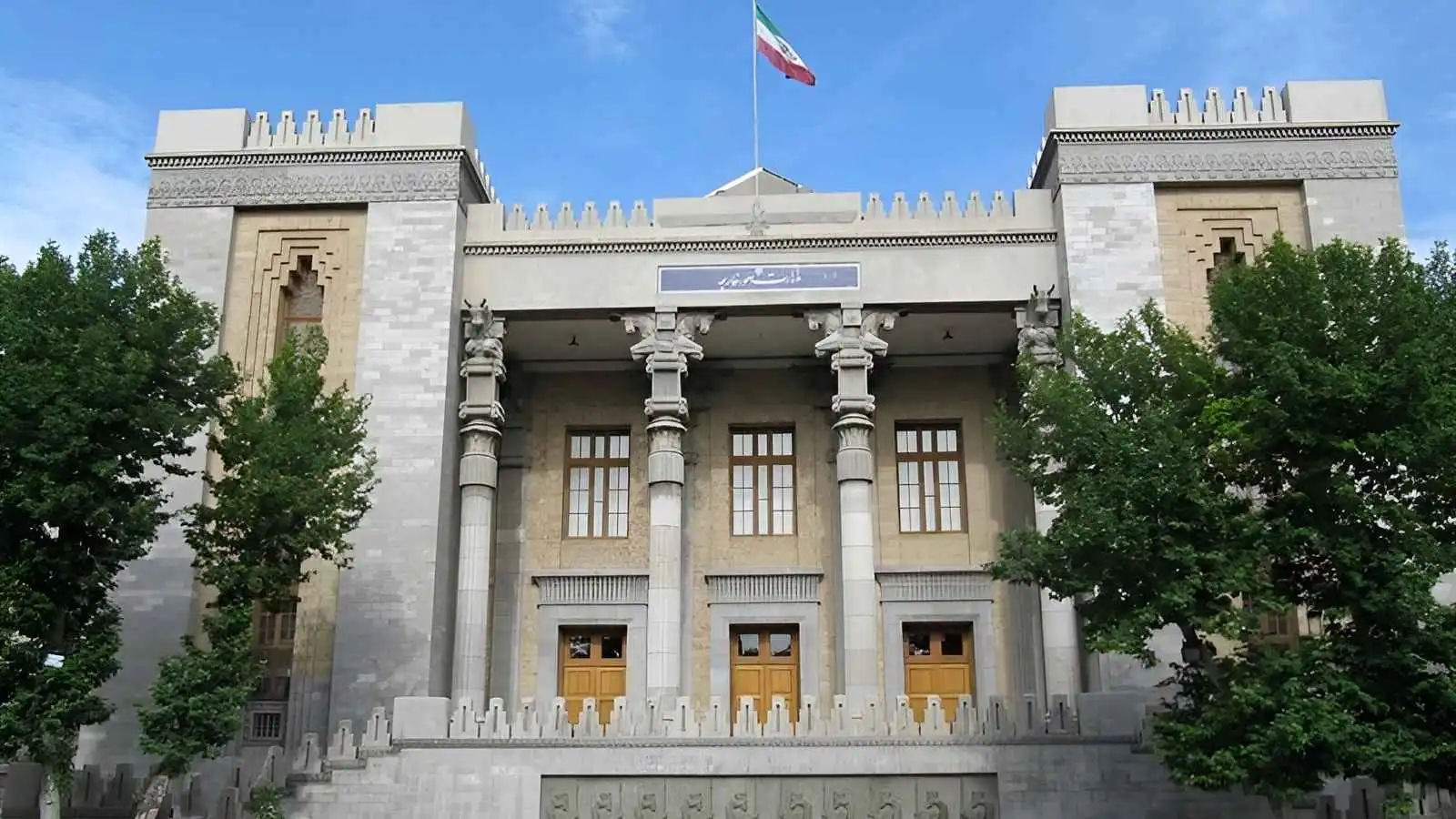 بسبب الاحتجاجات... إيران تدعو مواطنيها إلى تجنب السفر إلى 3 دول أوروبية