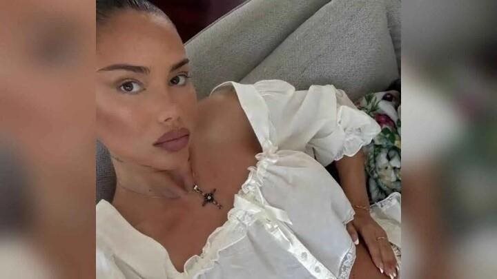 بعد أشهر فقط من إنجاب طفلتها.. وفاة الحبيبة السابقة لنجم شهير عن 34 عامًا