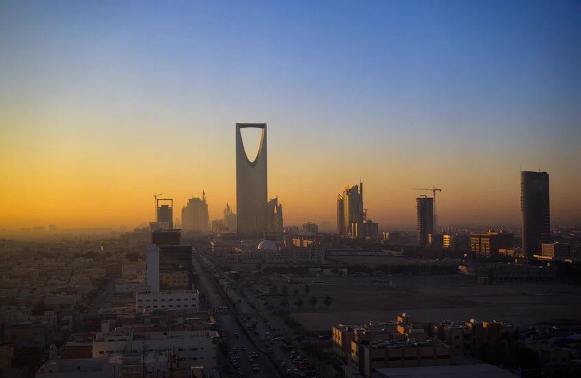 في الرياض.. إطلاق إنذار مبكر بشأن تهديد جوي معاد