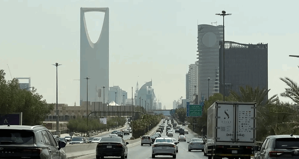 السعودية اعلنت عن اعتراض صاروخ ومسيّرة فوق الرياض
