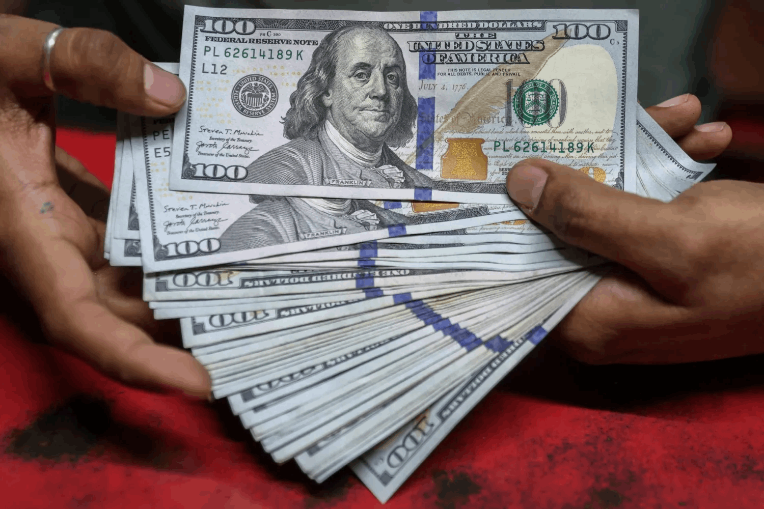 مع انخفاض عوائد سندات الخزانة الأميركية.. تراجع في سعر الدولار