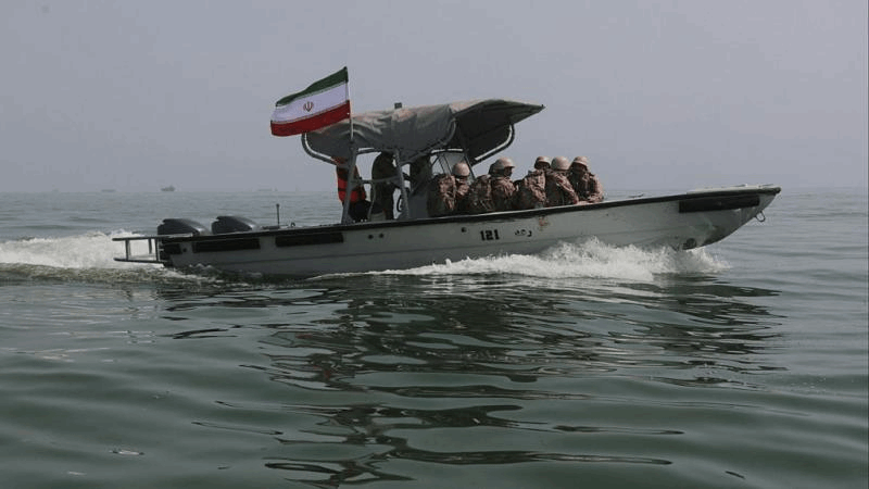 الحرس الثوري: اشتعال 4 سفن واصطدام 3 أخرى بألغام قرب هرمز