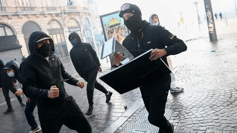 أجهزتكم معطلة ونتتبعكم.. لصوص متجر أبل فرنسا في ورطة