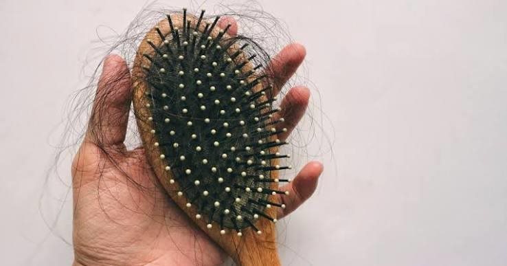 لماذا يجب تنظيف فرشاة الشعر بانتظام؟ 