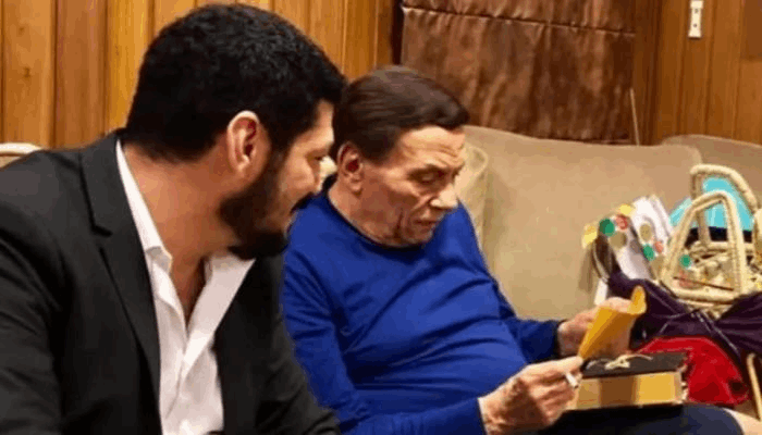  باسم سمرة يفاجئ الجمهور بصورة نادرة تجمعه بعادل إمام