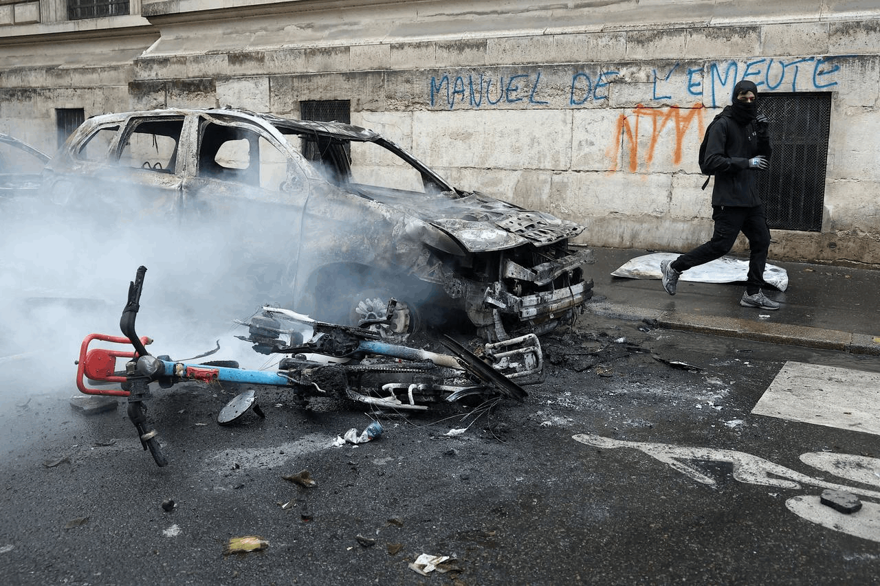 فرنسا تشدّد القيود قبل السبت.. حظر تجوّل وطعون أمام القضاء