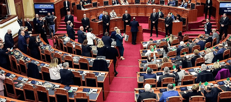 بالفيديو.. احتجاجات تشعل عراكا بين النواب داخل البرلمان 