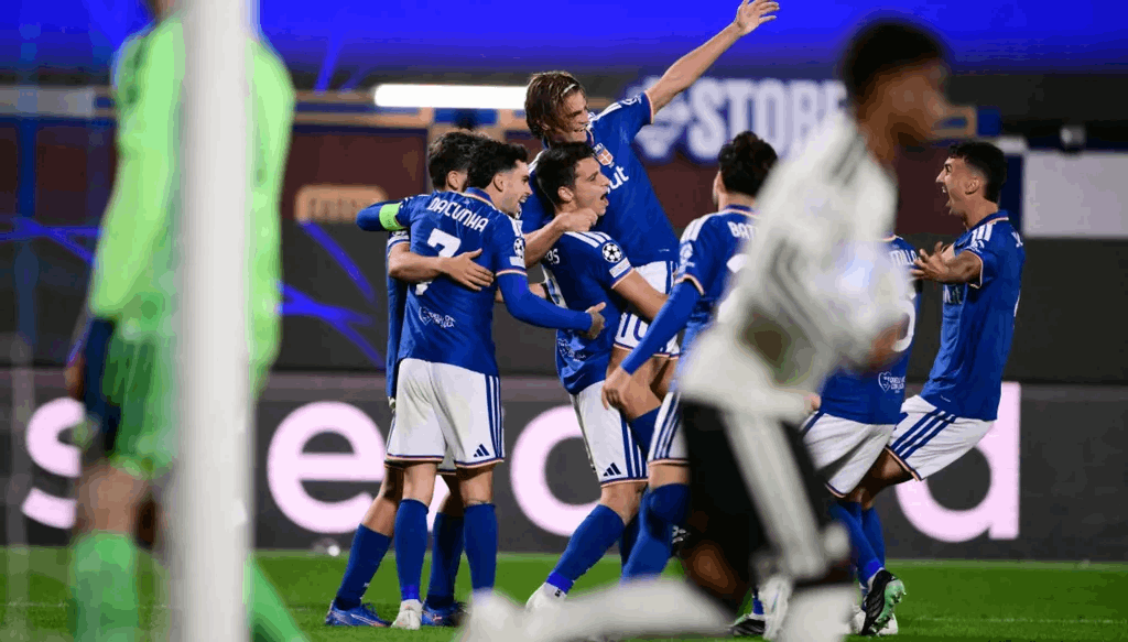 كومو يُذلّ مانشستر يونايتد في دوري الأبطال: انتصار المشروع على التاريخ والمال