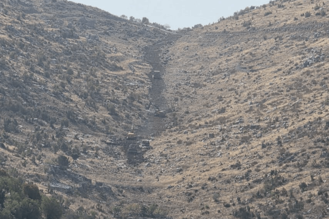 بالصورة: جرافات اسرائلية تعمل على شق طريق من  بركة النقار الى وادي حوراثا في شبعا