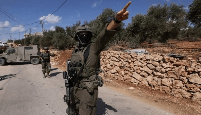 إسرائيل تغلق الضفة يوم الانتخابات.. ونزوح ألفي فلسطيني من الخليل