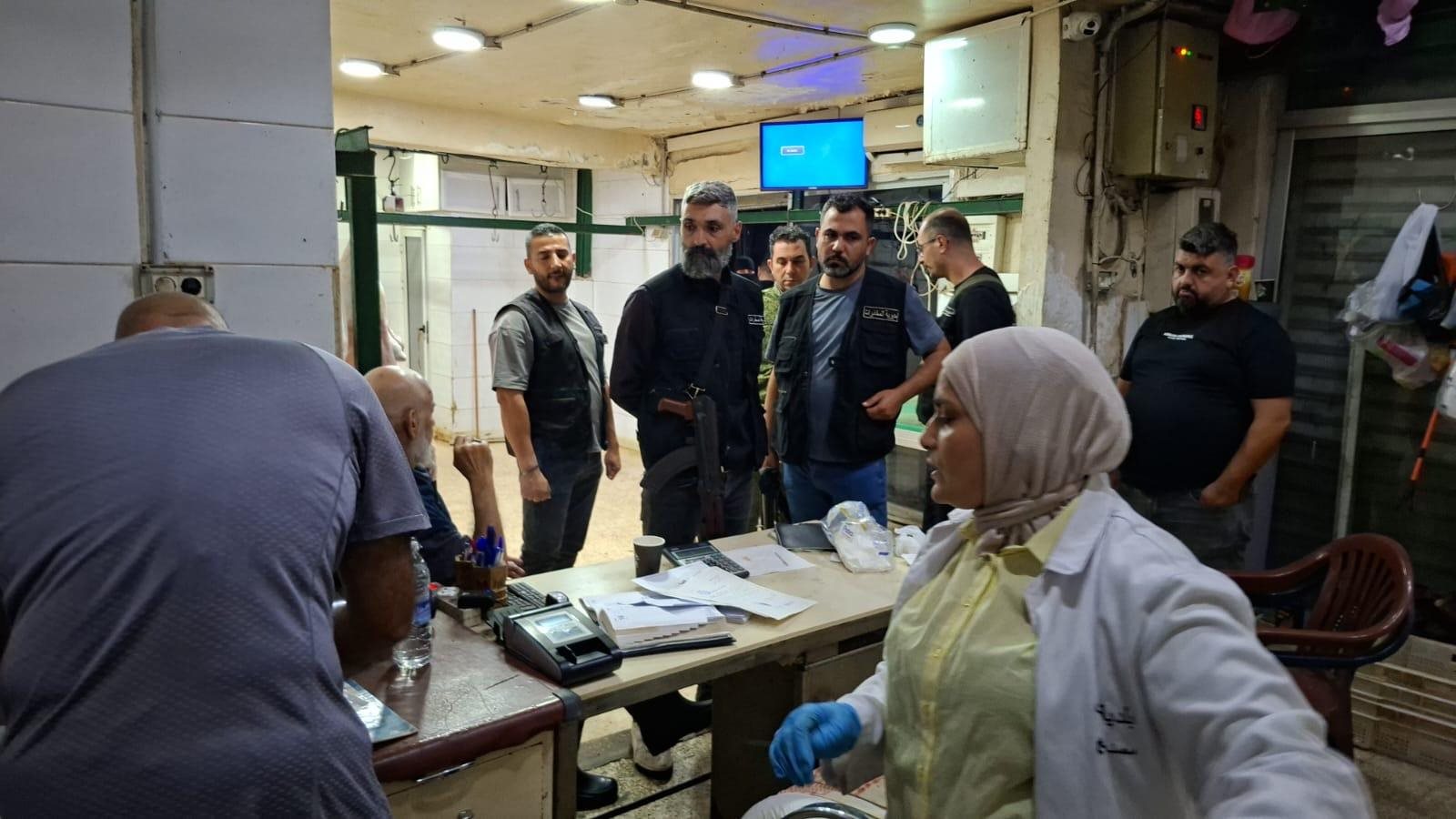 بالصور... إقفال وختم مسلخ في بيروت بالشمع الأحمر