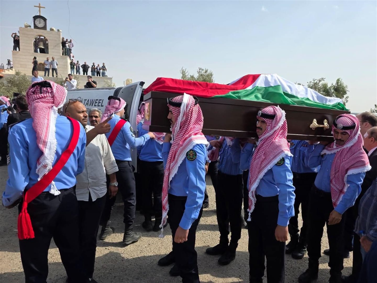 بالفيديو... توافد حشد كبير من الأردنيين لتشييع ضحايا كنيسة حمود