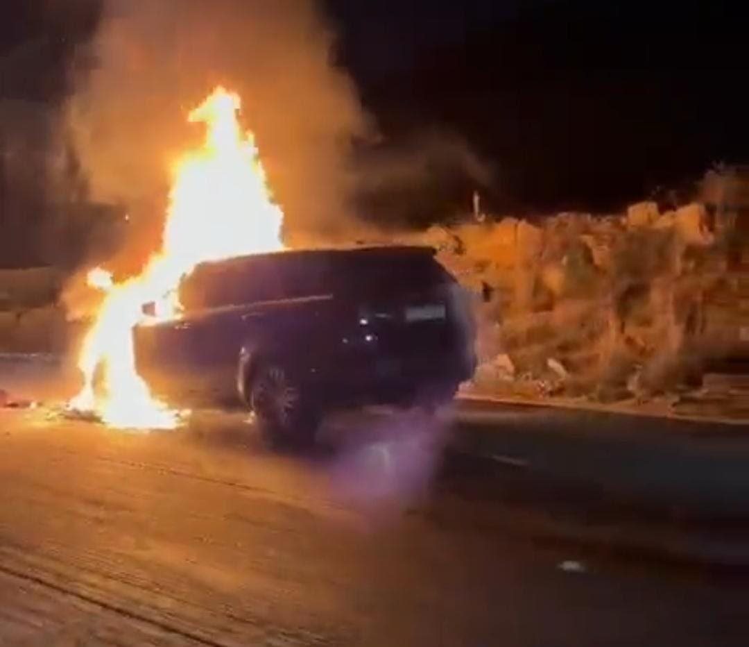 بالصورة.. احتراق رانج روفر على طريق ضهر البيدر