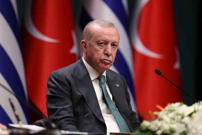 أردوغان يطيح بمستشاره.. صحيفة تركية تكشف