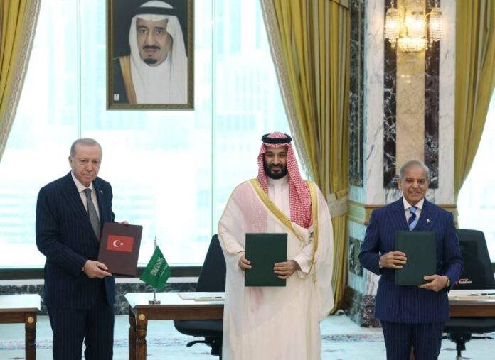 هل يُؤدّي إجتماع السعودية وباكستان وتركيا مع إيران إلى منع الحرب؟