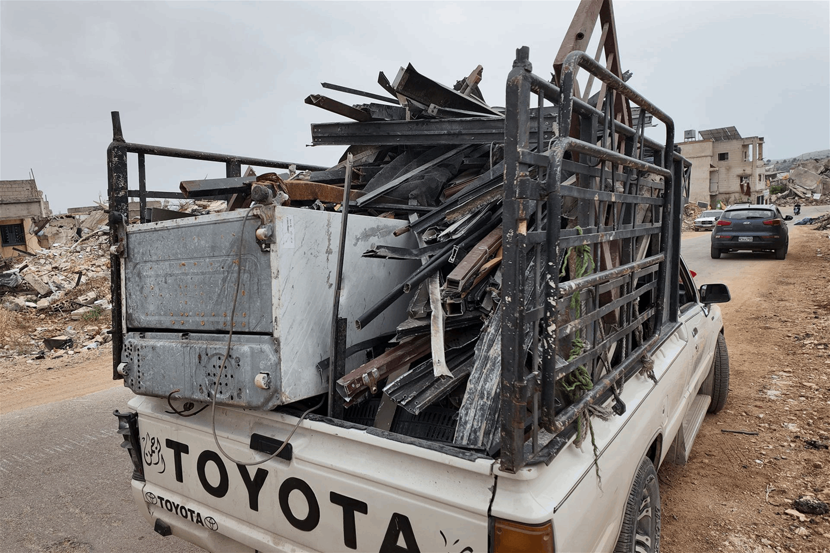 خردة الحرب: من يربح من حديد الأبنية المدمّرة؟ 