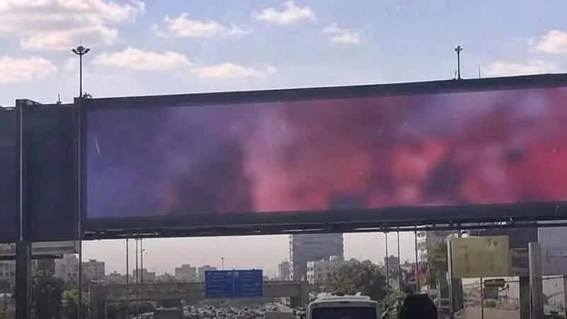 فيديو إباحي على شاشة إعلانية.. وقرار عاجل من السلطات! 