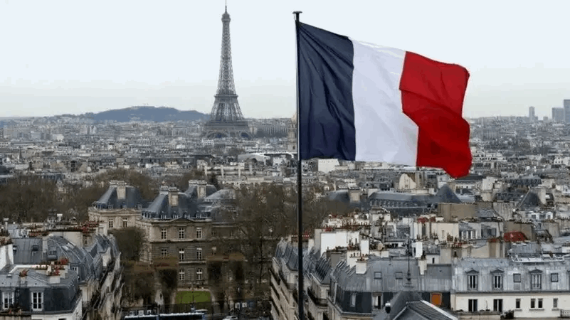  بسبب العجز والدين.. فيتش تخفض النظرة المستقبلية لفرنسا إلى سلبية