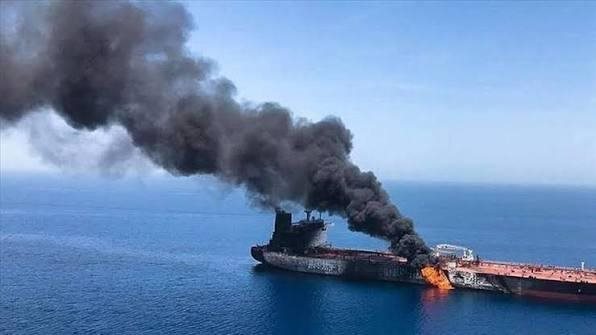 سلطنة عمان تُجلي 25 فردا من طاقم سفينة تجارية تعرّضت لاستهداف قبالة سواحلها
