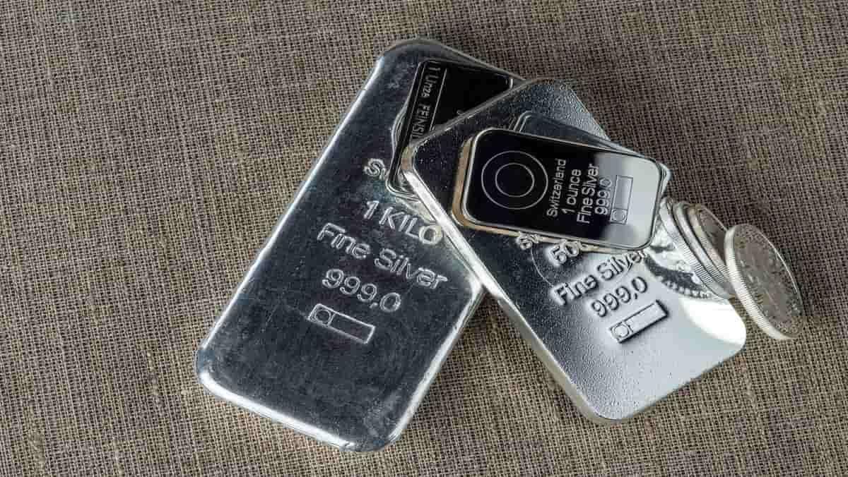 سعر الفضة يهوي إلى ما دون 50 دولاراً.. ما الذي يحدث في أسواق المعادن الثمينة؟