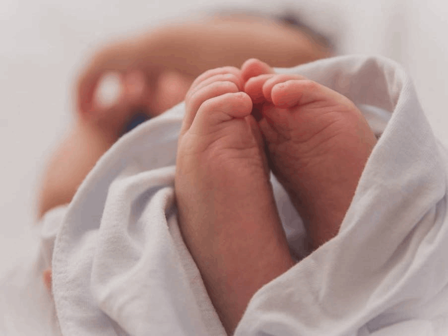 مأساة قبل عيد ميلاده الأول بيومين.. رضيع يفارق الحياة بعد ابتلاع قطعة من بالون