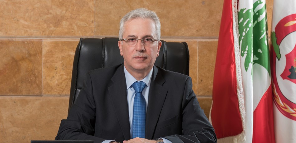 خطار يشرف على إخماد الحريق داخل مستودع الزيوت في المكلس