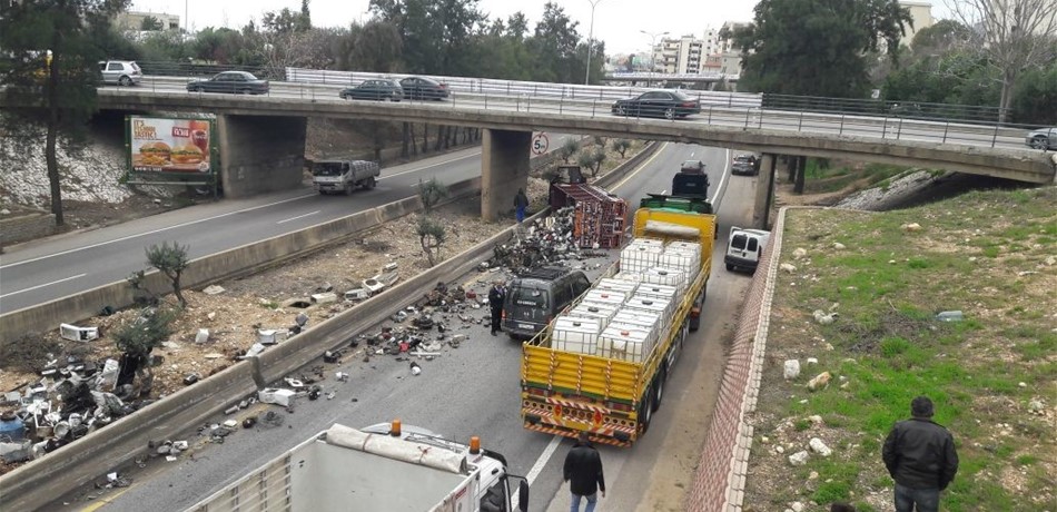 بالصورة: احذروا المرور على اوتوستراد جبيل.. انقلاب شاحنة وزحمة