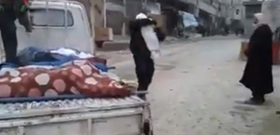 فيديو مؤثر.. أبٌ يودّع طفله في الغوطة الشرقية