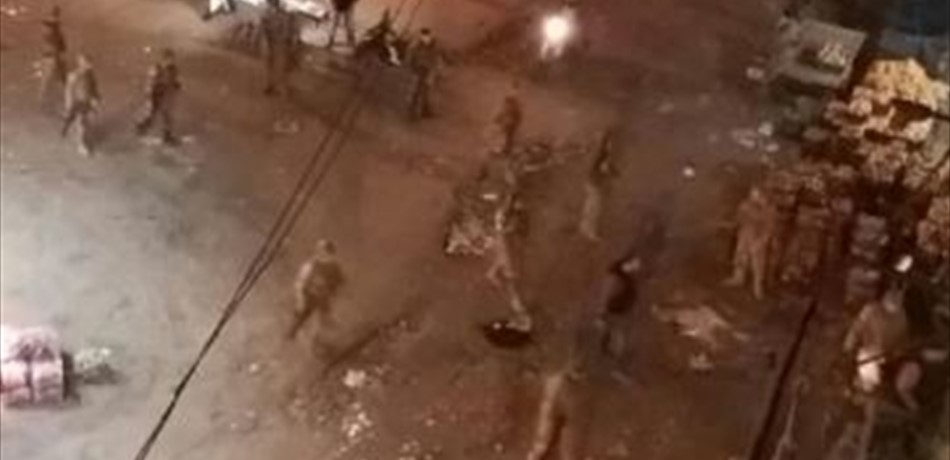 بالصورة: "المخابرات" تدهم منزل مطلوبٍ في التبانة.. وهذا ما عثرت عليه