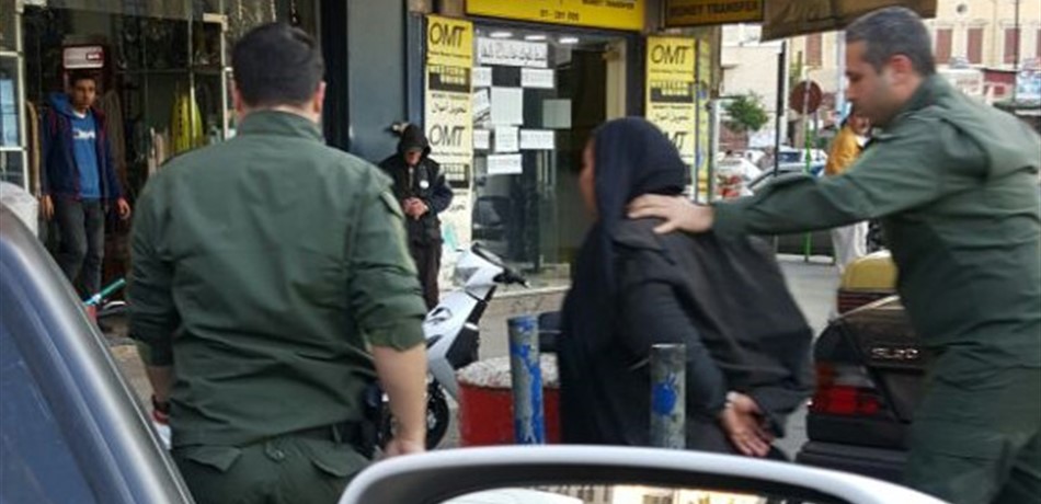 بالصور: بين التسول والسرقة.. توقيف أم وابنتها في طرابلس<br/>