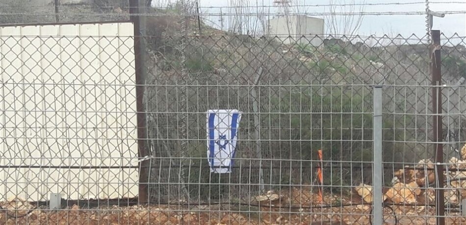 بالصورة.. اسرائيل ترفع علما معاديا قبالة بلدة كفركلا الحدودية