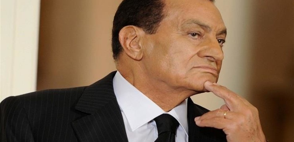 حسني مبارك يردّ على شائعة وفاته.. شاهدوا آخر صورة له!<br/>