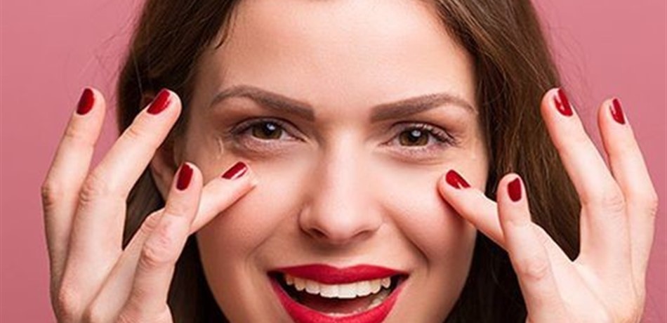 كلفتها منخفضة ونتيجتها فعالة.. هذه حيلة النجمات للحد من انتفاخ العينين!<br/>