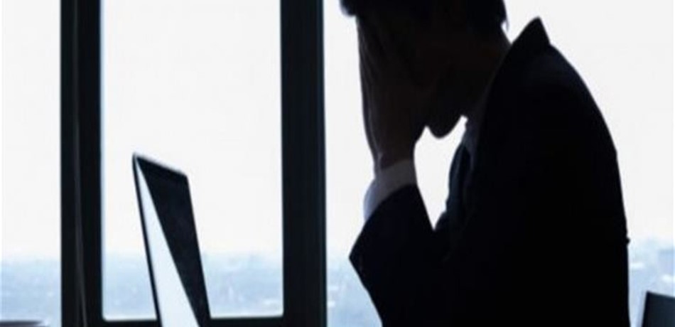 بسبب إيميلات جنسية.. تجريد مدير مصرفي كبير من حق العمل<br/>