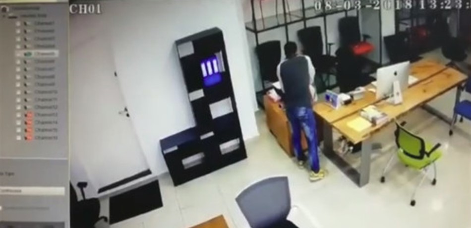 بالفيديو.. دخل ليسأل عن فرصة عمل فسرق حقيبة المديرة!<br/>