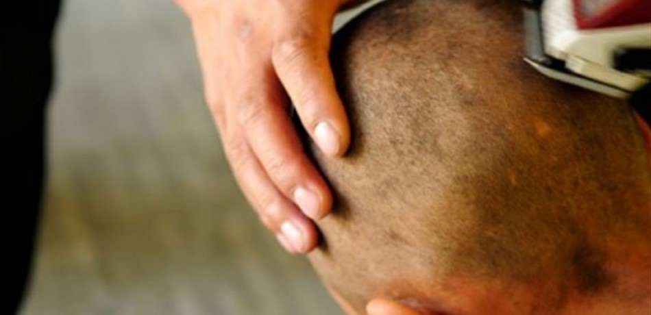 قطع طريق البحصة بعكار احتجاجاً على حلق شعر موقوف!!