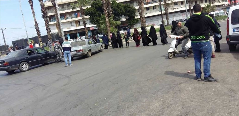 بالصورة: أهالي الموقوفين الاسلاميين يقطعون طريق طرابلس ـ عكار
