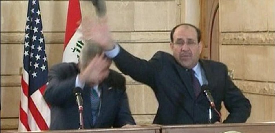 بالفيديو: مثل بوش.. رئيس وزراء يتعرض لضربة حذاء! <br/>